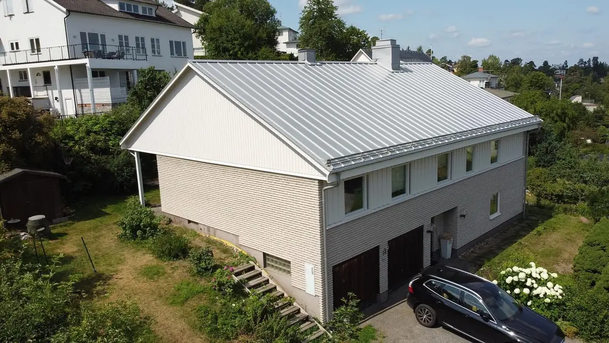 Bandtäckt plåttak på villa